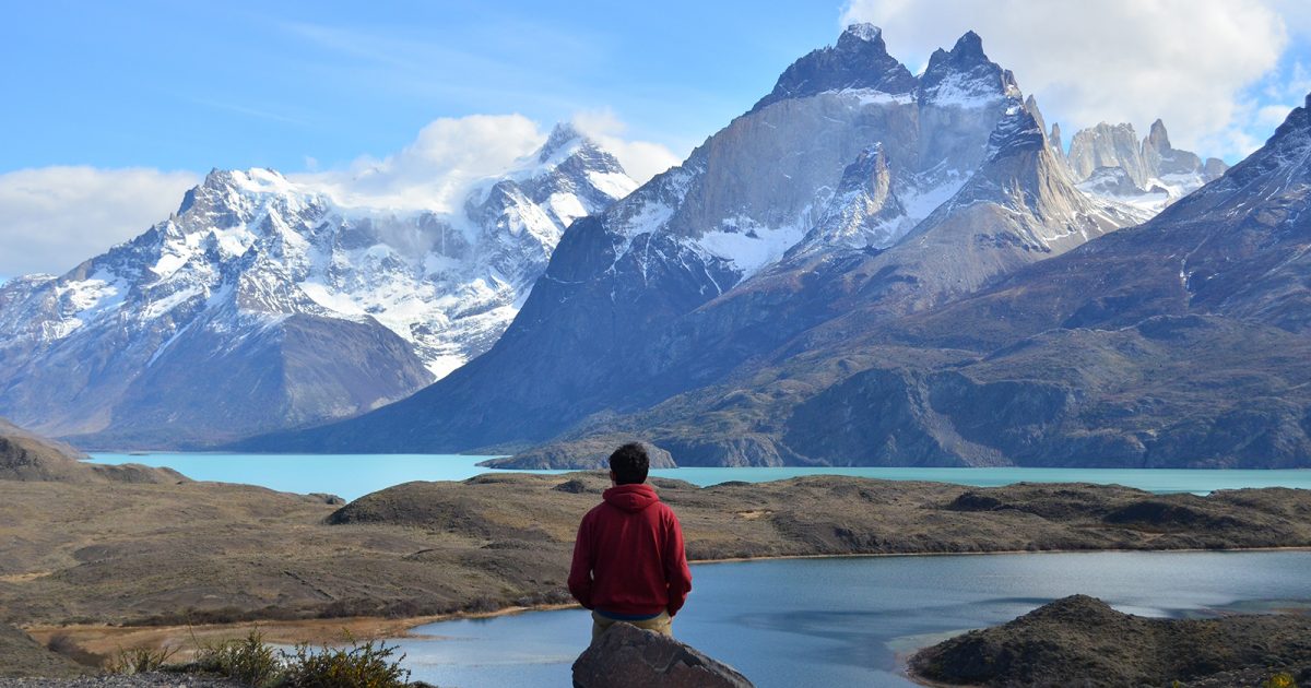 Viajero observa las Torres del Paine