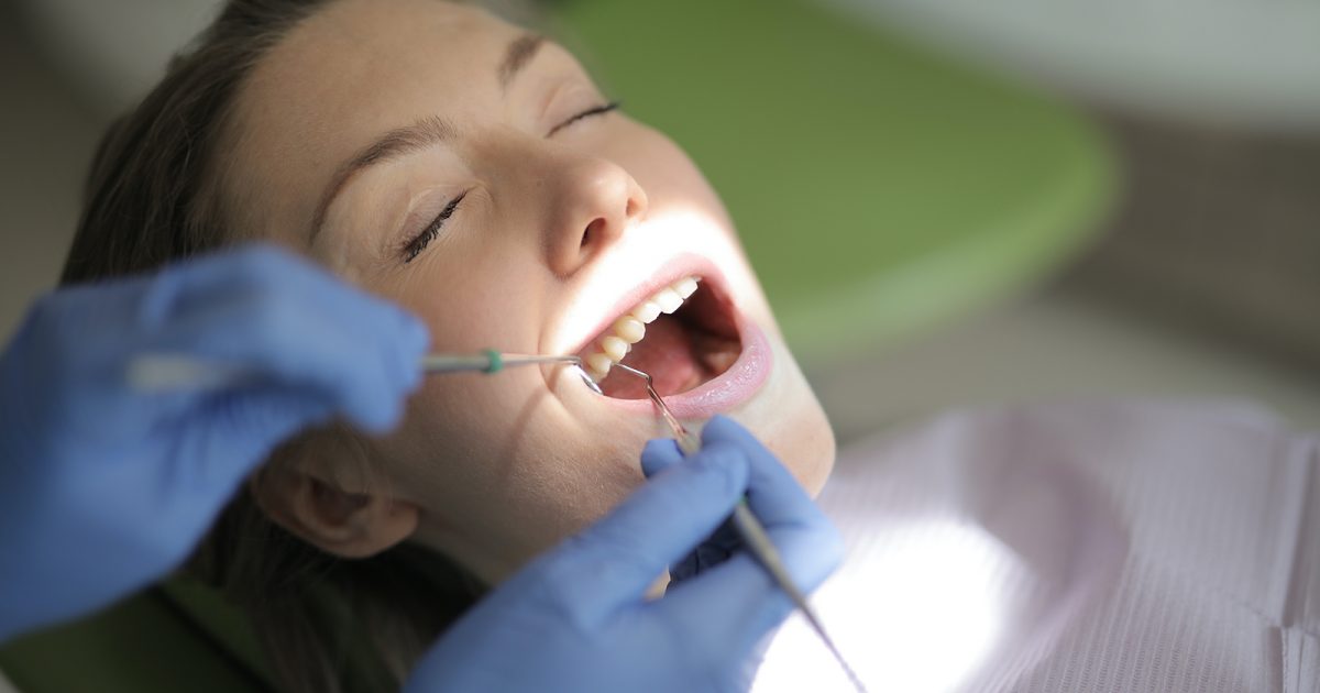 Mujer en el dentista