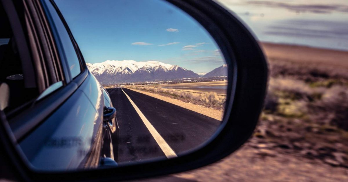 espejos retrovisores de automóvil en la carretera
