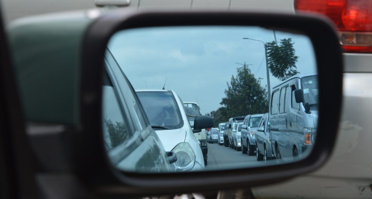 espejo lateral del auto mostrando autos que vienen detrás