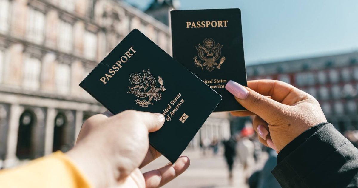 foto de dos personas juntando sus pasaportes en una ciudad turística