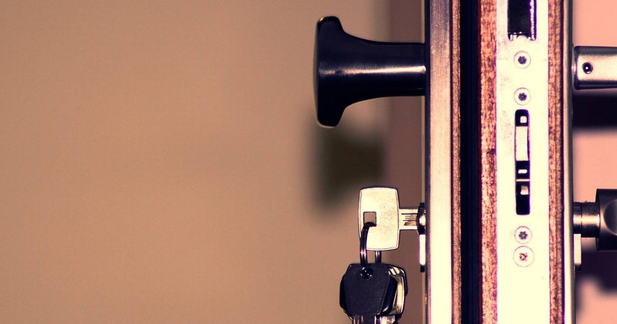 foto de una puerta abierta con la cerradura y las llaves puestas