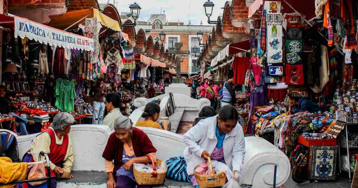 foto de la calle puebla en México con muchas personas caminando por los puestos comerciales