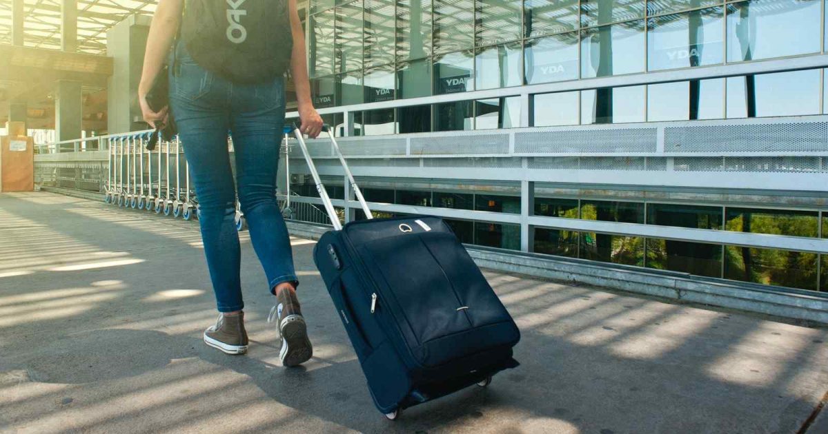 Qué artículos se puede llevar en el equipaje de cabina de un avión?