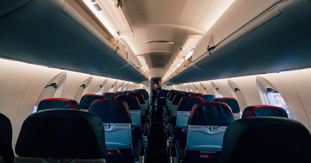 Interior de una avión, donde aparecen los asientos