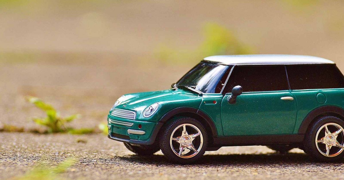 foto de un auto marca mini de juguete en el suelo