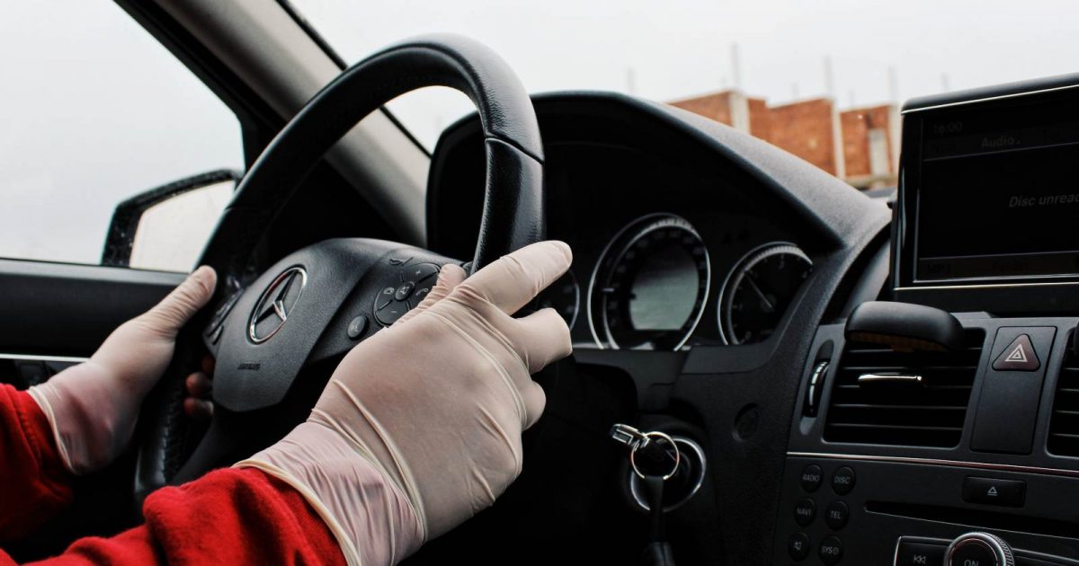 fotos de una persona manejando un auto con guantes blancos