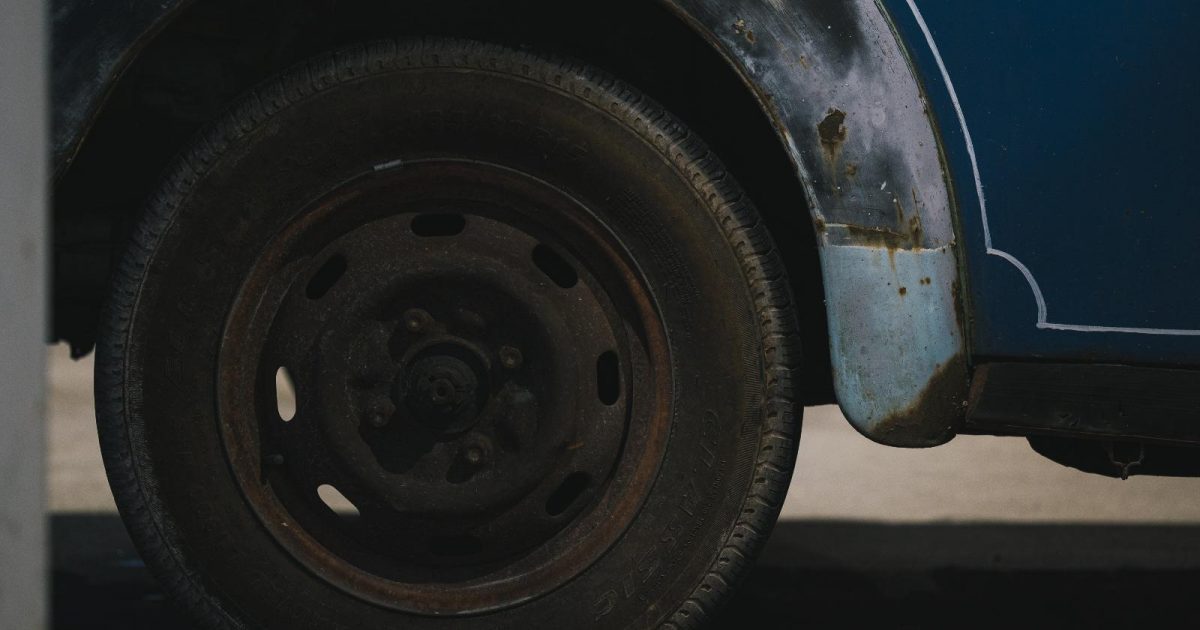 rueda desgastada de un auto antiguo