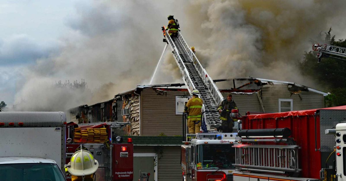 foto de bomberos apagando el incendio de una casa