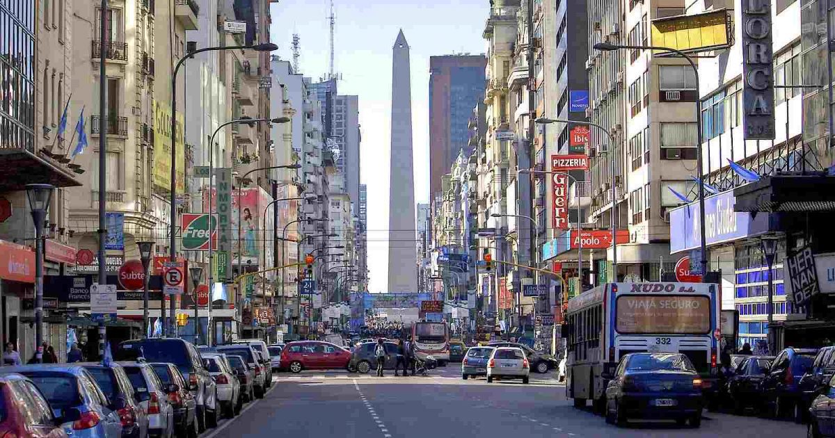 foto de la ciudad de buenos aires donde se puede ver el obelisco al fondo de una calle