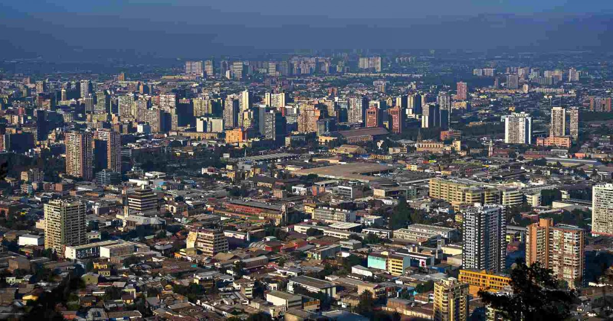 foto de santiago con la vista de muchos edificios