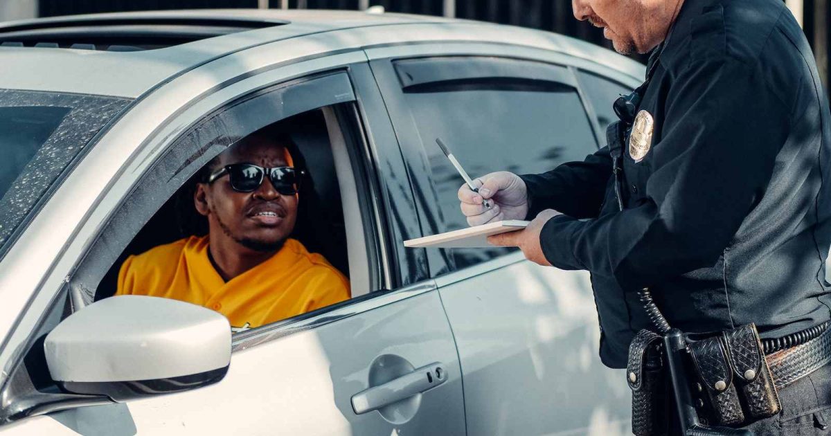 foto de un policía pasando una multa a un conductor