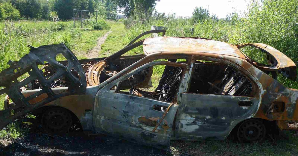 foto de un auto totalmente destruido y quemado